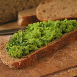 recept vegan tuinerwtenspread met basilicum op zuurdesem brood