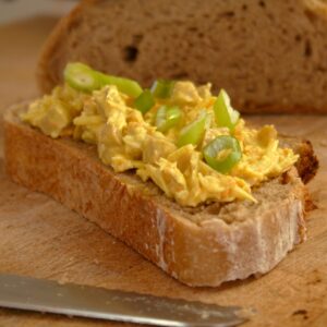 vegan 'kip' kerrie salade met seitan recept