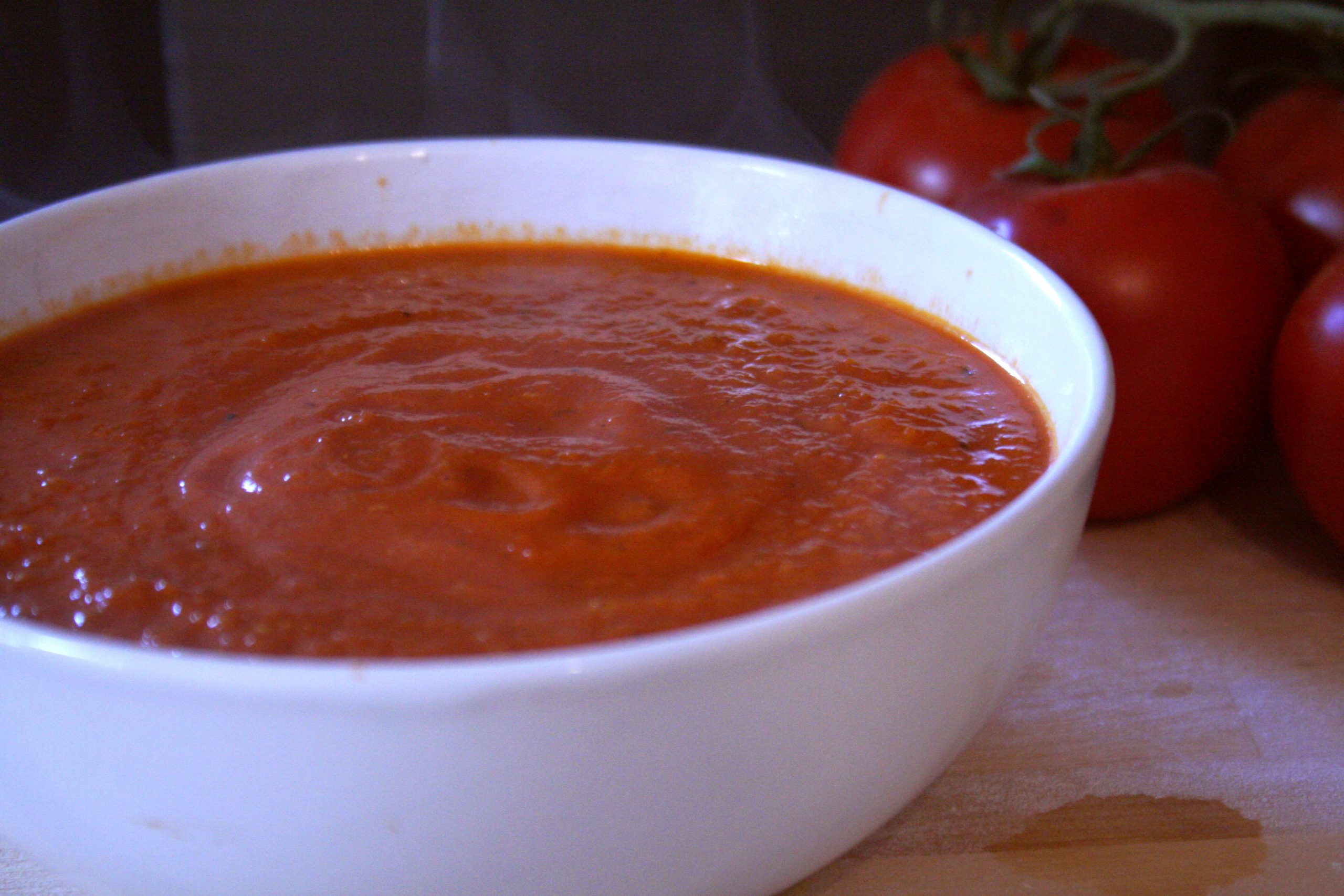 recept om zelf tomatensaus voor op de pizza te maken