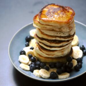 Fluffy vegan pannenkoekjes recept met vers fruit en ahornsiroop