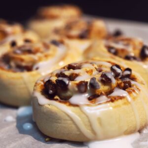 vegan Chelsea bun recept voor vegan koffiebroodjes met kaneel, rozijnen en sinaasappel