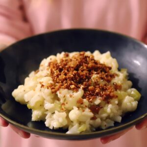 recept voor vegan romige bloemkool risotto met knapperig boodkruim of pangrattato