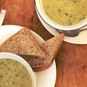 recept voor romige knolselderij soep met peterselie bleekselderij en plantaardige room