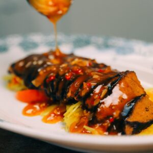 recept voor vegan babi pangang op basis van seitan met atjar en gembersaus