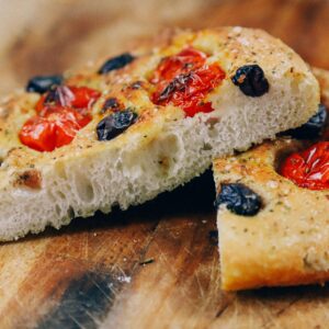 recept voor Italiaanse focaccia met tomaten en olijven, focaccia barese