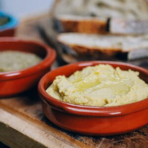 recept om zelf vegan dips zoals hummus te maken met gepofte knoflook