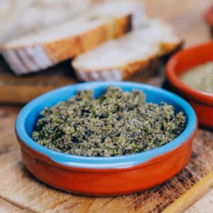 recept om huisgemaakte olijven tapenade te maken van groene en zwarte olijven