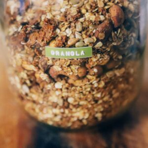 recept om een makkelijke huisgemaakte vegan granola met noten te maken