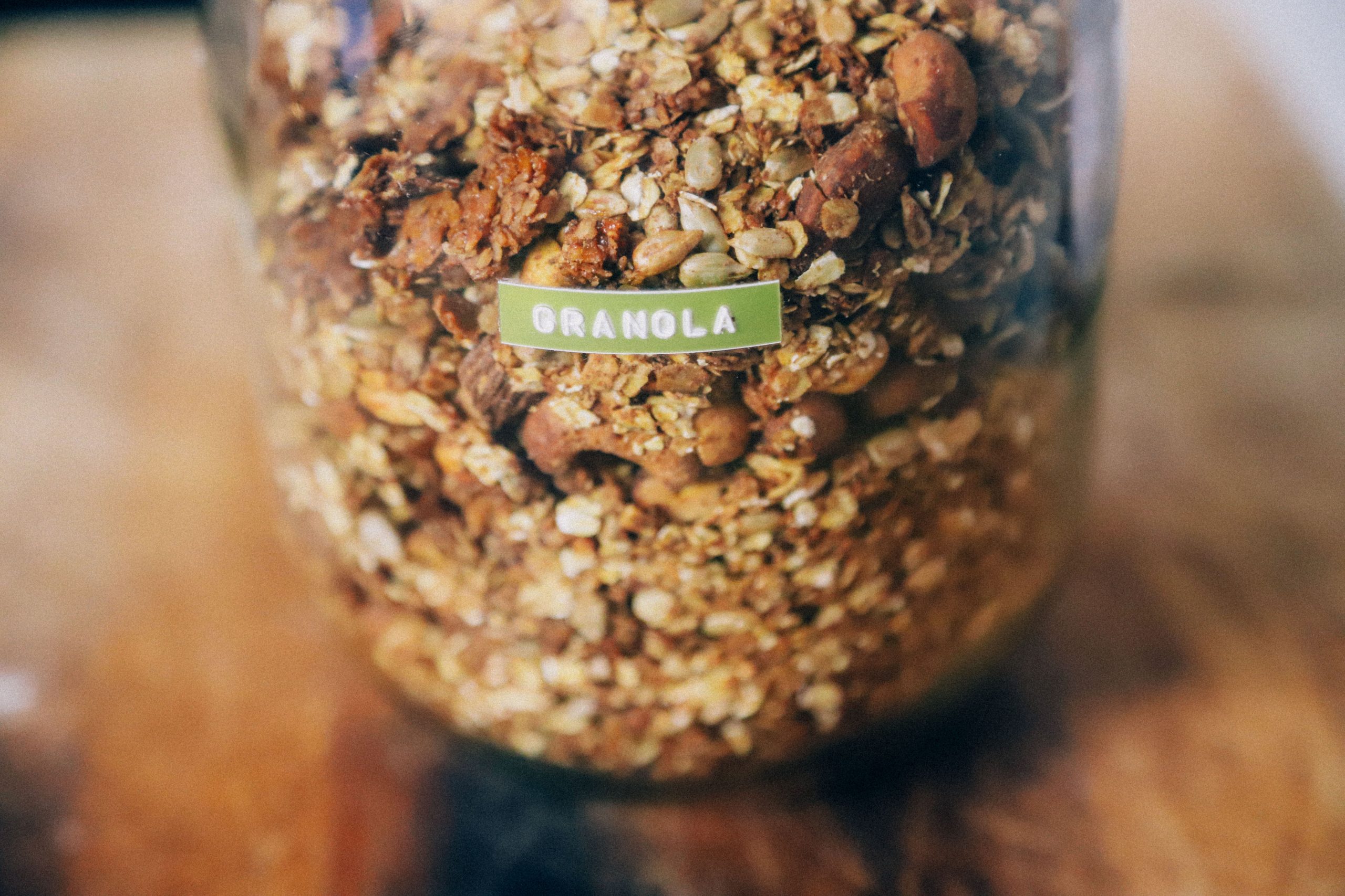 recept om een makkelijke huisgemaakte vegan granola met noten te maken