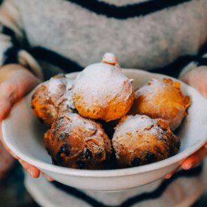 recept om zelf vegan oliebollen te maken met krenten en rozijnen en zonder