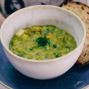 Zelf gemakkelijk een huisgemaakte vegan erwtensoep of snert maken met dit recept