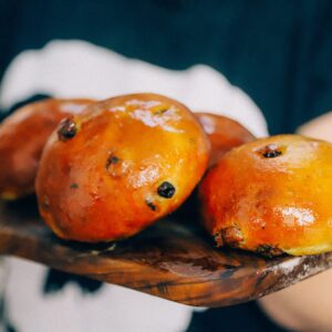 Recept om makkelijk zelf vegan krentenbollen te bakken