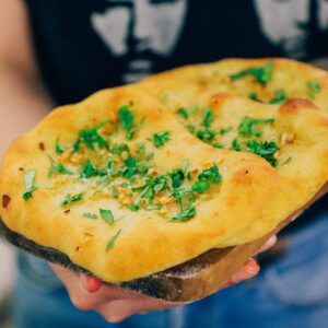 Recept om zelf vegan naanbrood te maken met knoflook en koriander
