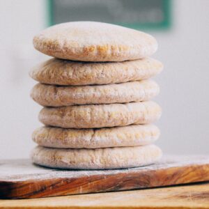 Recept om zelf volkoren pita broodjes te bakken