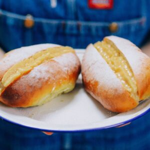 Recept om zelf vegan roombroodjes te maken met huisgemaakte witte puntjes en vegan banketbakkersroom