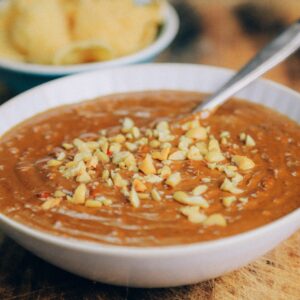 Recept om zelf een vegan pindasaus of satesaus te maken van pindakaas