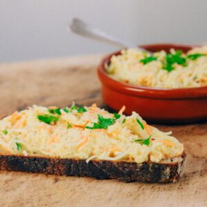 Recept om zelf een huisgemaakte vegan selderijsalade te maken met appel