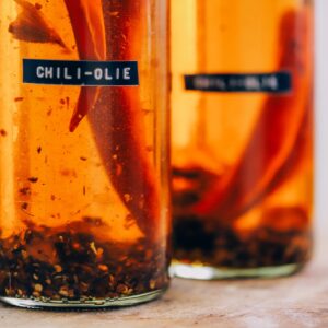 Makkelijk recept om zelf een pittige olie met chili en knoflook te maken