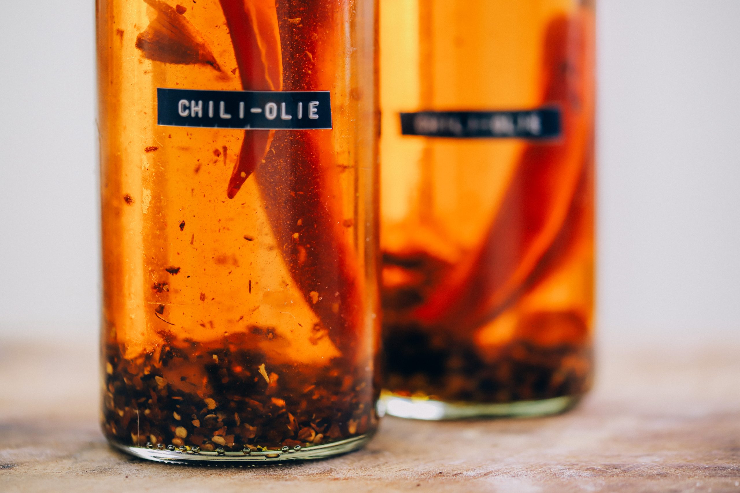 Makkelijk recept om zelf een pittige olie met chili en knoflook te maken