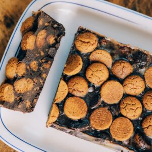 Recept om vegan arretjescake te maken met kruidnoten