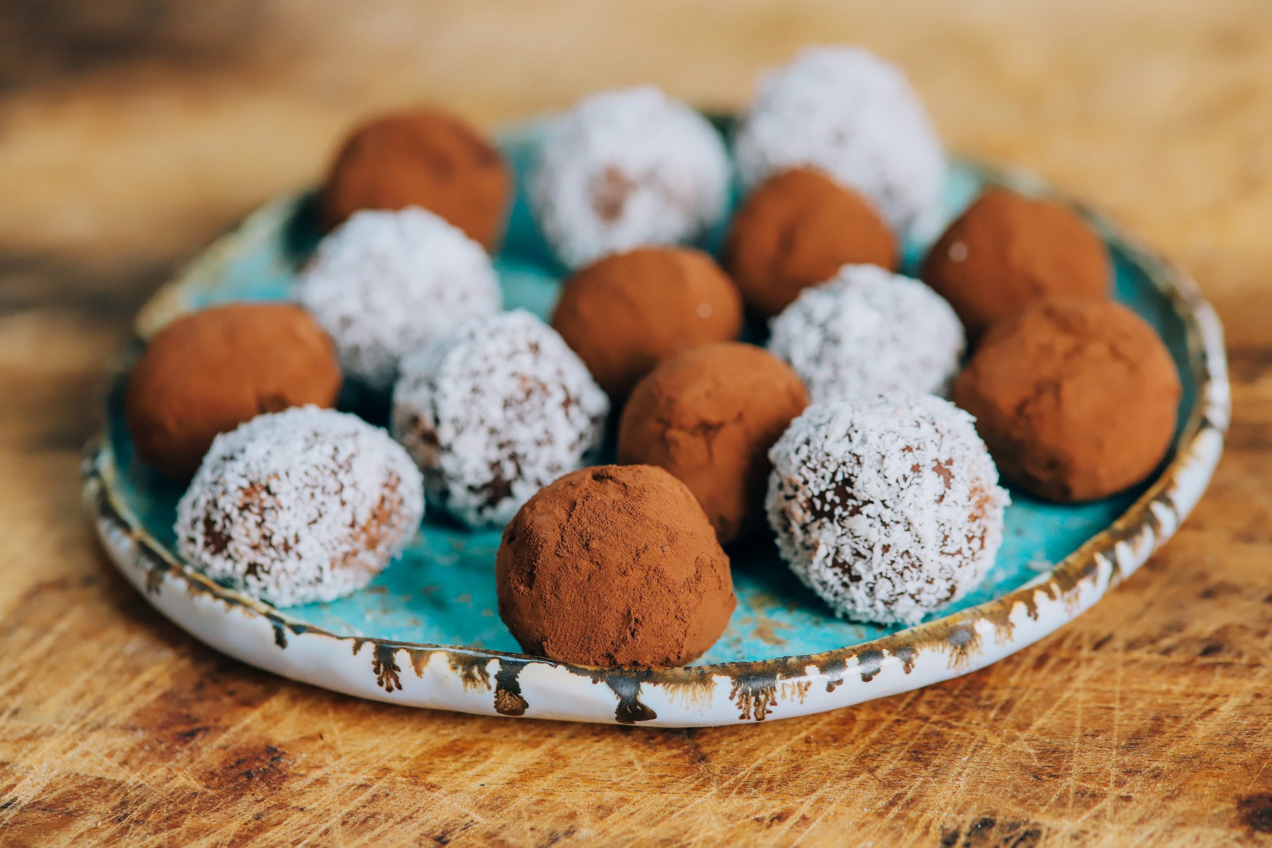 Recept om makkelijk zelf vegan chocolade truffels te maken van pure chocola