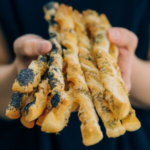 Makkelijk zelf soepstengels maken van vegan bladerdeeg