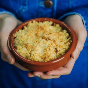 Recept om zelf een makkelijke en snelle vegan appel peren crumble te maken