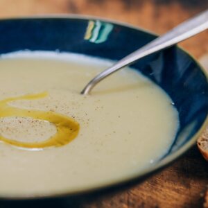Lekker en makkelijk recept om een vegan aspergesoep te maken van de restjes van witte asperges