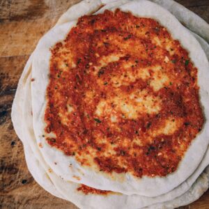 Zelf vegan lahamacun maken met huisgemaakte bodems en topping