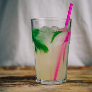 Recept voor huisgemaakte citroenlimonade met gember en munt