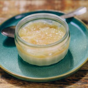 Recept om makkelijke vegan panna cotta te maken met een perzik compote
