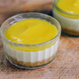 Recept voor een lekker en feestelijk vegan mini kwarktaarttoetje met mango
