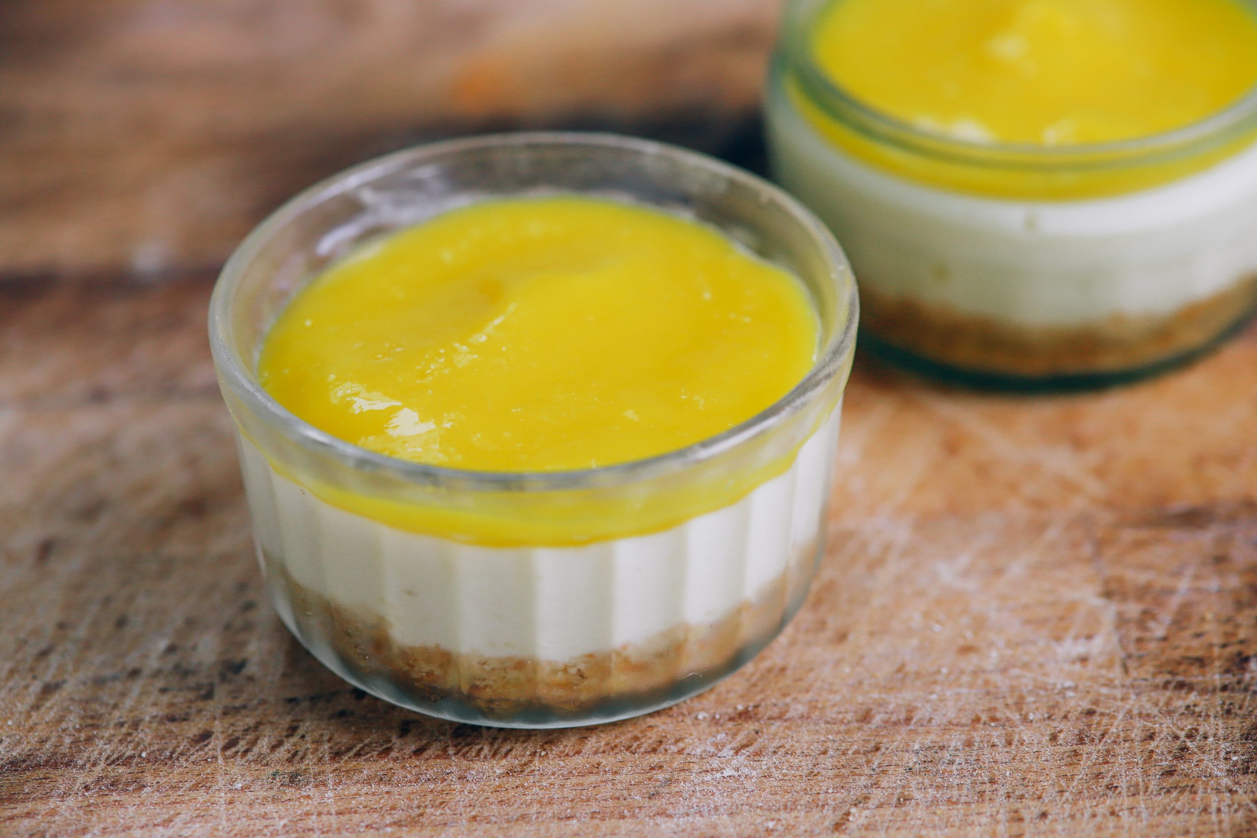 Recept voor een lekker en feestelijk vegan mini kwarktaarttoetje met mango