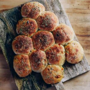 Recept voor een superzacht en lekker vegan kerstboom breekbrood met olijven en tomaat