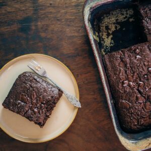 Recept om een lekkere smeuige vegan brownie te maken met lekker veel chocolade