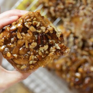 Recept voor een vegan pecan karamel koffiebroodje