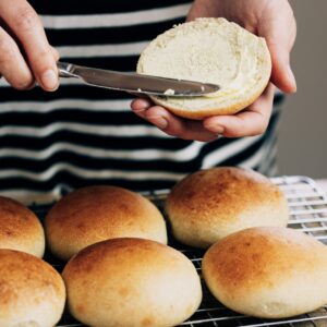 Recept om zachte witte vegan zuurdesem bolletjes te maken