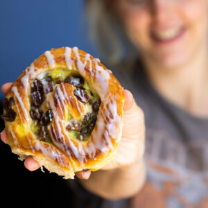 Recept voor vegan koffiebroodjes met rozijnen en banketbakkersroom