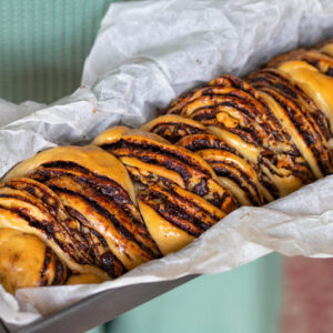 Recept om een lekkere vegan chocolade babka te maken met hazelnoten
