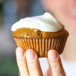 Recept voor vegan pompoenmuffins met een romige vegan creamcheese glazuur