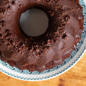 Recept voor een vegan chocolade tulband cake met een ganache