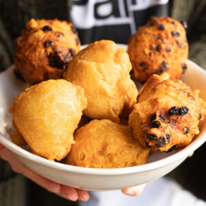 Recept om zelf makkelijk vegan zuurdesem oliebollen te maken met en zonder krenten